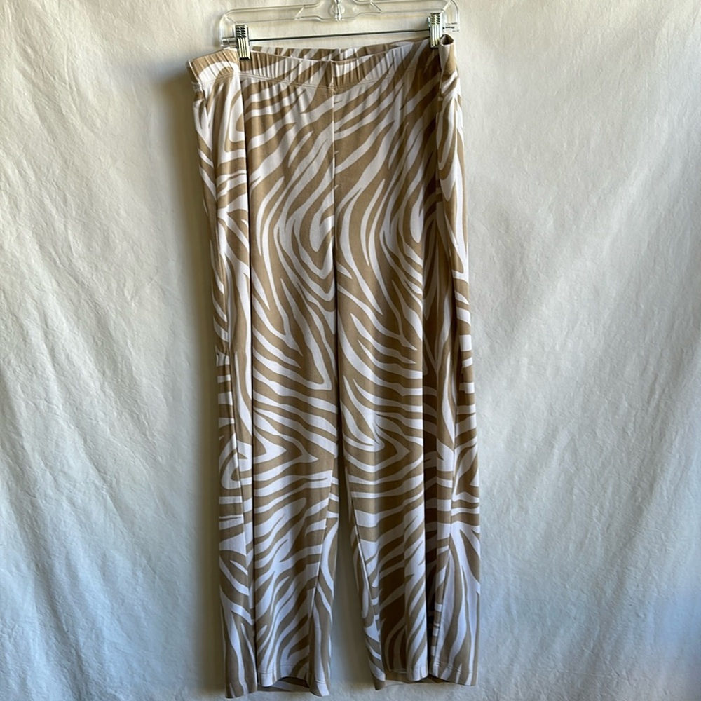 Chico’s Travelers tan and white zebra stripe pants, size 3P (XLP)